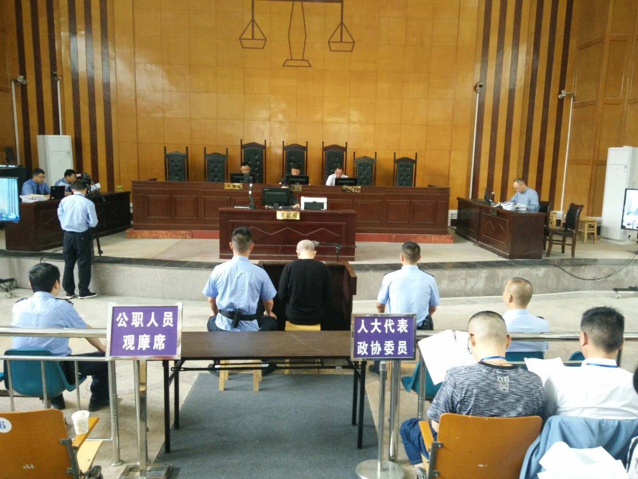 安庆市公安局大观分局原副局长阮怀海涉嫌受贿并充当恶势力保护伞案在